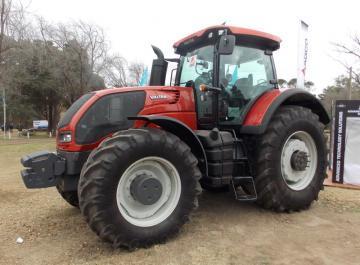 Valtra S293 tractor
