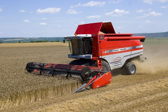 Massey Ferguson CENTORA 7280 AL harvesting combine